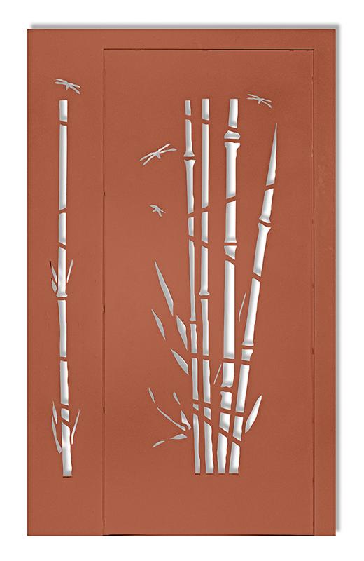 Puerta con bambú y libélulas, cortada por láser