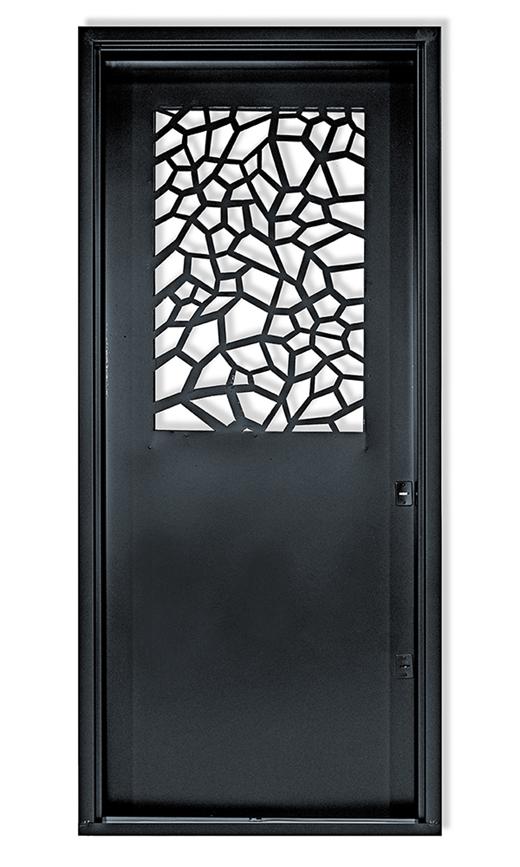Puerta negra con mosaico, cortada por láser