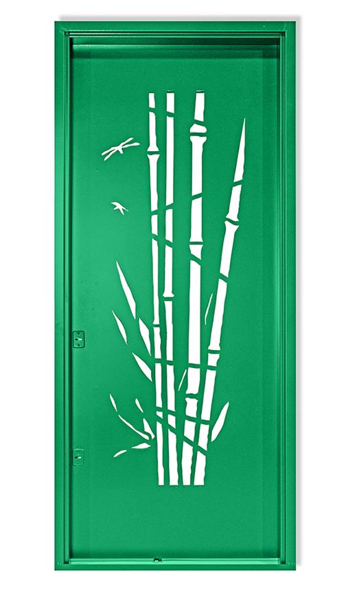 Puerta verde con bambú, cortada por láser